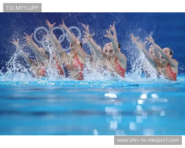 花样游泳队成套动作衔接顺畅,整体表现更具连贯性 花样游泳队成套动作衔接顺畅,整体表现更具连贯性